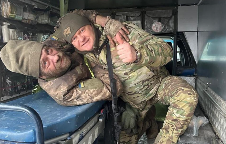 Боєць ЗСУ потрапив у полон, але переконав двох окупантів самим здатися: незвичайні подробиці з фронту Боєць ЗСУ потрапив у полон, але переконав двох окупантів самим здатися: незвичайні подробиці з фронту